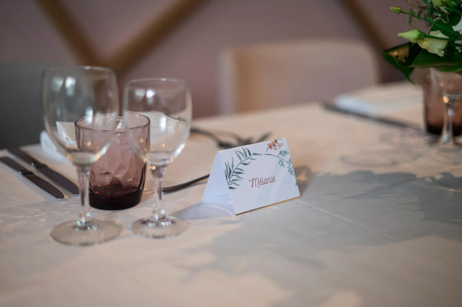 Place de table avec un nom et des verres